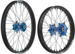 Sada predné (21" x 1,6") + zadné (18" x 2,15") kolo kompletné YAMAHA, Q-TECH (čierne ráfiky, modré stredy)
